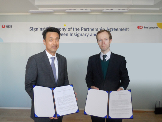 김중원 NDS 대표와 셰인 코크랜 인사이너리 글로벌 영업총괄이 협약 체결 후 기념촬영을 하고 있다.  NDS 제공